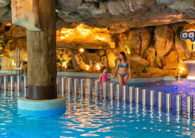 Piscina climatizada dentro del parque acuático cubierto Aquashow Indoor en Quarteira