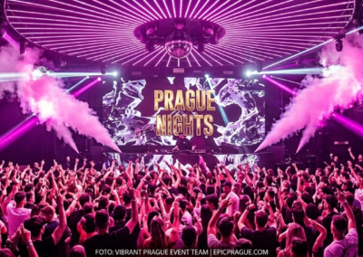 Multitud bailando en EPIC Nightclub en Praga con DJ, luces LED y ambiente de fiesta nocturna