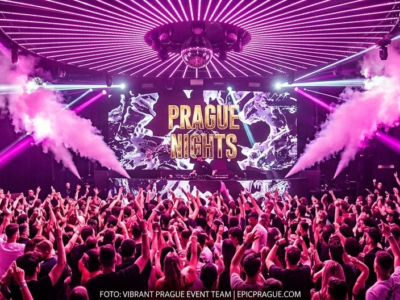 Multitud bailando en EPIC Nightclub en Praga con DJ, luces LED y ambiente de fiesta nocturna