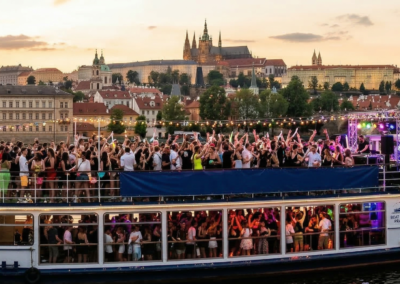 fiesta en barco en Praga con barra libre y gente bailando en el río Moldava
