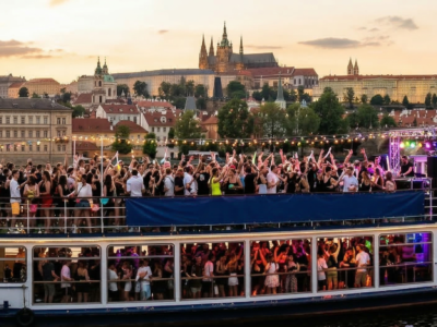 fiesta en barco en Praga con barra libre y gente bailando en el río Moldava