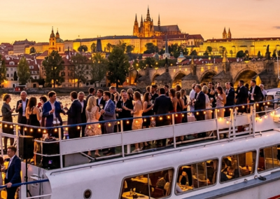 barco de fiesta privada navegando por el río Vltava en Praga
