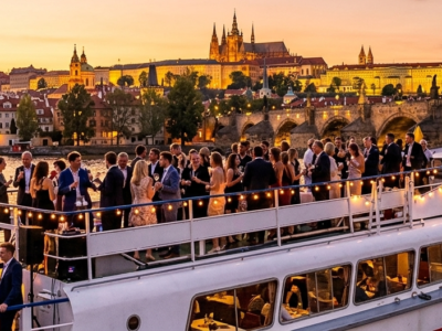 barco de fiesta privada navegando por el río Vltava en Praga
