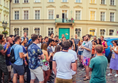 gira de fiestas ribereñas en Praga con grupo y guía en casco antiguo