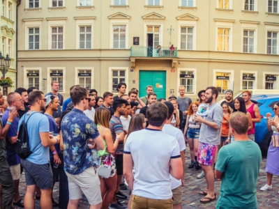 gira de fiestas ribereñas en Praga con grupo y guía en casco antiguo