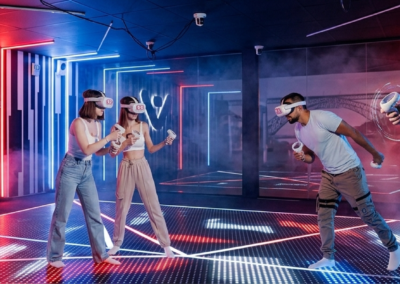grupo de personas jugando en una arena de realidad virtual en Oporto con gafas VR
