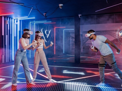 grupo de personas jugando en una arena de realidad virtual en Oporto con gafas VR