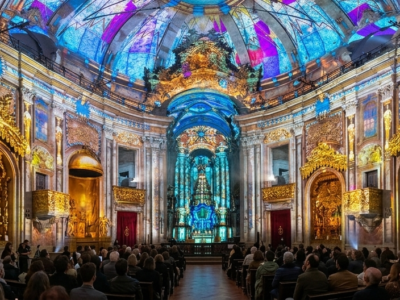 Espectáculo de luces Spiritus dentro de la iglesia de los Clérigos en Oporto