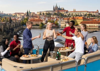 tour en barco de cerveza en Praga con amigos en el río Vltava