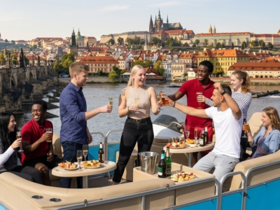 tour en barco de cerveza en Praga con amigos en el río Vltava