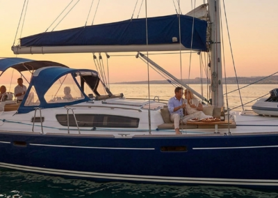 Cena romántica en barco privado en Valencia con pareja disfrutando al atardecer – TiToTravel