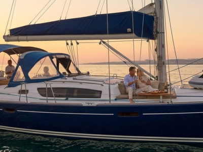 Cena romántica en barco privado en Valencia con pareja disfrutando al atardecer – TiToTravel