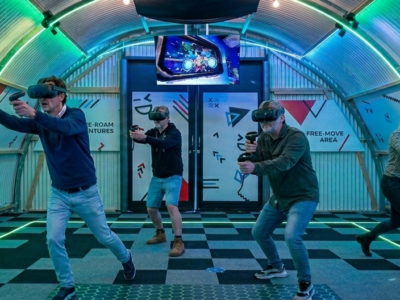 Grupo disfrutando una experiencia de realidad virtual Free-Roam en Ámsterdam