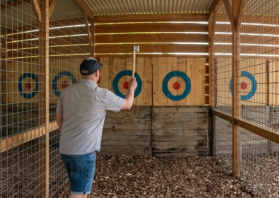 Jugador lanzando un hacha hacia una diana en Ámsterdam