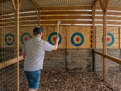 Jugador lanzando un hacha hacia una diana en Ámsterdam