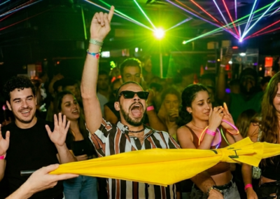 Grupo de personas disfrutando de un pub crawl en Faro con música, bebidas y ambiente festivo