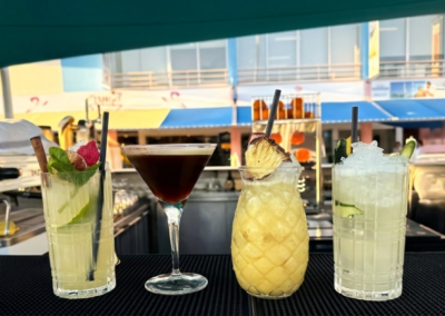 Selección de cócteles artesanales servidos en el Belize Lounge de Albufeira