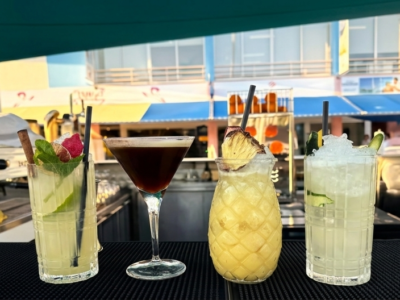 Selección de cócteles artesanales servidos en el Belize Lounge de Albufeira