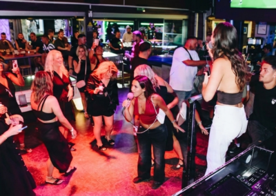 Grupo disfrutando de una noche de karaoke y fiesta en un bar de Albufeira