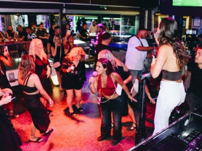 Grupo disfrutando de una noche de karaoke y fiesta en un bar de Albufeira