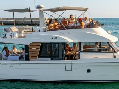 Yate Beneteau ST48 navegando por la costa del Algarve en Portimão