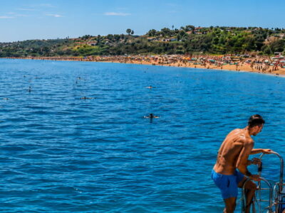 Fiesta en barco a la playa en Lisboa con DJ, barra libre, mar y ambiente festivo con TiToTravel