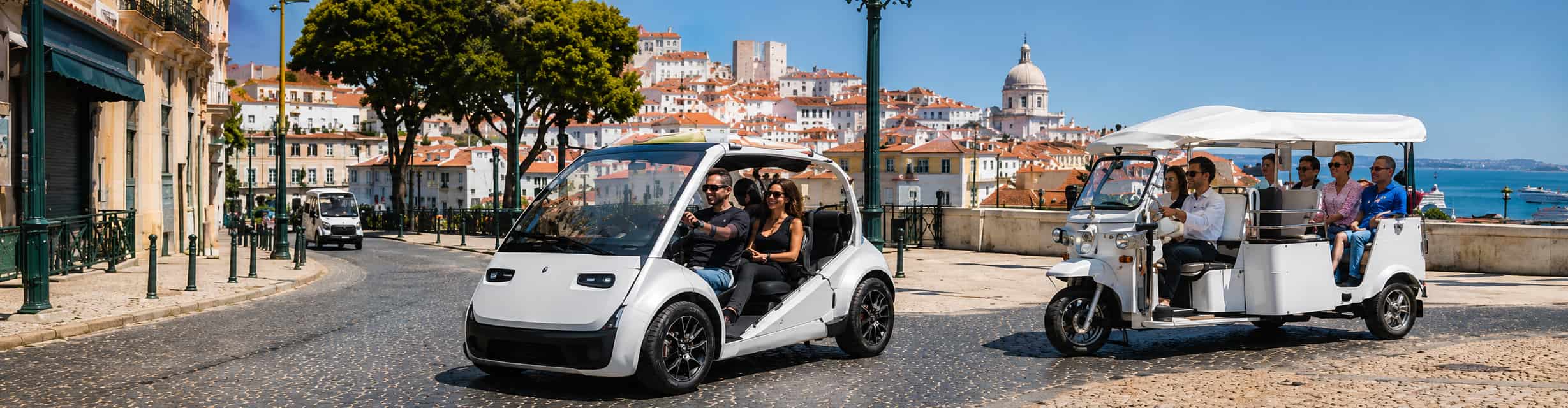 Coche eléctrico y tuk tuk turístico recorriendo Lisboa con vista panorámica de la ciudad al fondo · TiToTravel